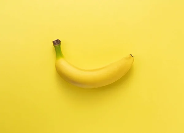 带有复制空间的黄色背景香蕉 — 图库照片