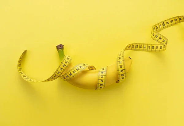 一种有黄底的尺寸的香蕉 饮食的形象 — 图库照片
