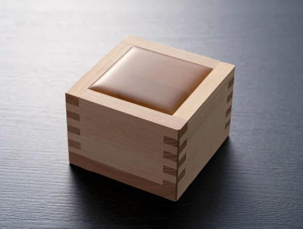 Eine Japanische Sake Box Mit Schwarzem Hintergrund — Stockfoto