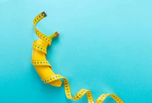 Banana Measuring Tape Wrapped Blue Background Image Diet — Stock Photo, Image