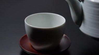 Çaydanlığa yeşil çay dök.