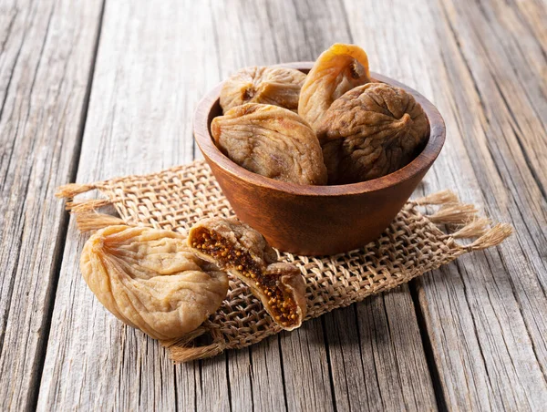 Figues Séchées Dans Bol Bois Sur Une Vieille Toile Fond — Photo