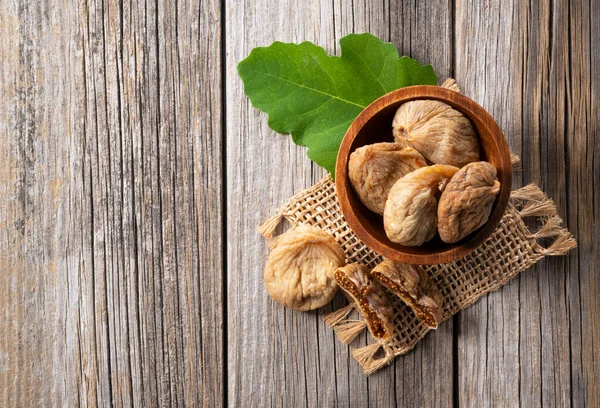 Vue Haut Figues Séchées Dans Bol Bois Posé Sur Vieux — Photo