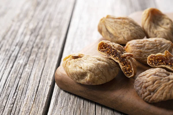 Figues Séchées Sur Une Planche Découper Posée Sur Une Vieille — Photo