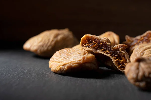 Gros Plan Figues Séchées Placées Sur Fond Noir — Photo