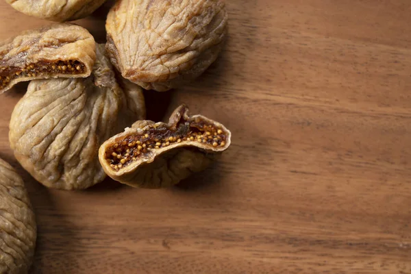 Une Vue Dessus Figues Séchées Placées Sur Fond Bois Espacé — Photo