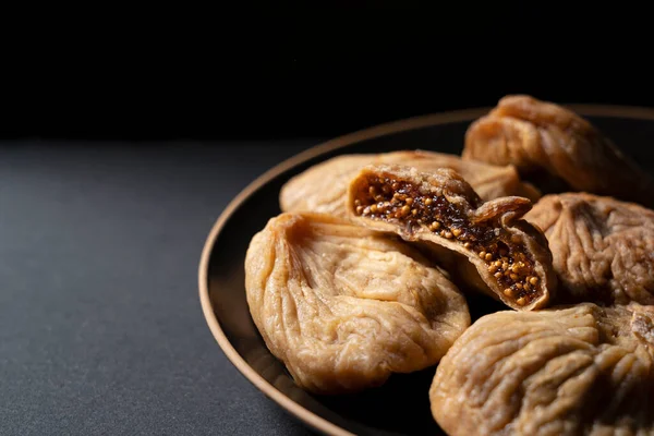 Gros Plan Figues Séchées Placées Sur Fond Noir — Photo