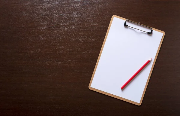 Een Klembord Met Wit Papier Een Rood Potlood Een Houten — Stockfoto