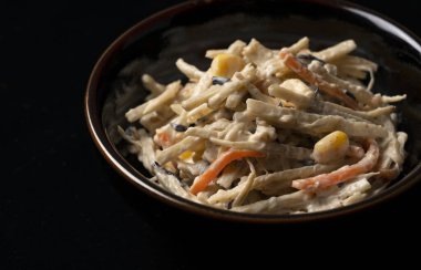 Fotokopi alanı ile siyah bir arkaplana yerleştirilmiş dulavrat salatası