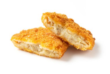 Beyaz arkaplana yerleştirilmiş kroketleri kes