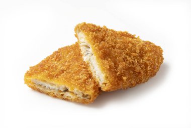 Beyaz arkaplana yerleştirilmiş balık kızartması