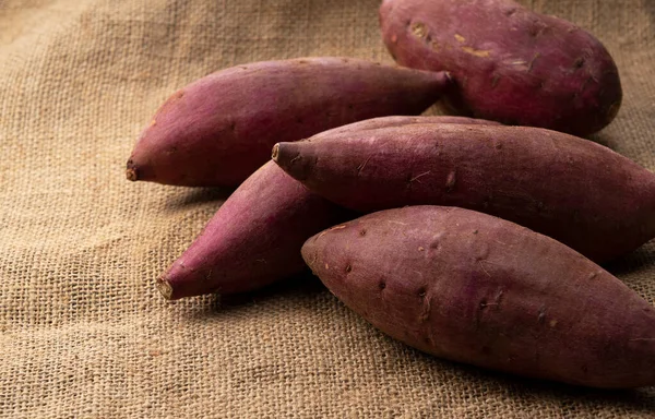 Meerdere Zoete Aardappelen Een Jute Achtergrond — Stockfoto