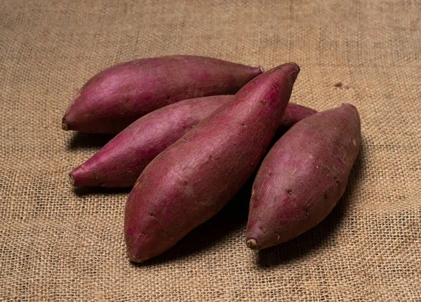 Múltiples Batatas Sobre Fondo Arpillera — Foto de Stock