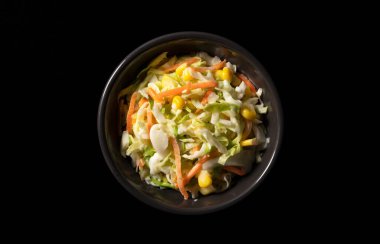 Siyah arka planda lahana salatası. Yukarıdan bir manzara