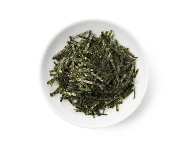 Beyaz arka planda doğranmış yosun. Yukarıdan bir manzara