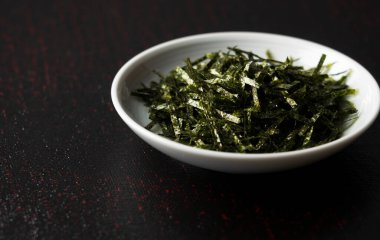 Siyah arka planda doğranmış yosunları kapatın.