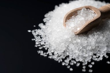 Himalaya kaya tuzu ve siyah arka planda bir kepçe odun