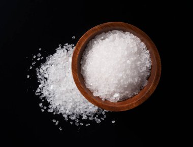 Himalaya kaya tuzu, siyah arka planda ahşap bir kasede.