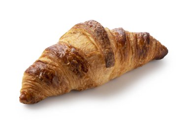 Beyaz arka planda bir kruvasan.