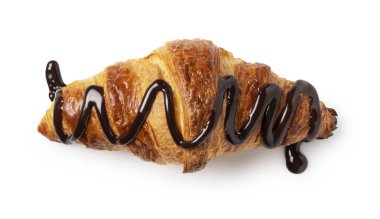 Beyaz arka planda çikolata soslu bir kruvasan. Yukarıdan görüntüle