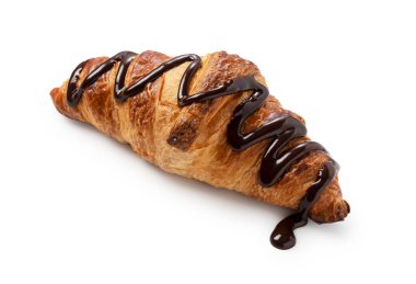 Beyaz arka planda çikolata soslu bir kruvasan.