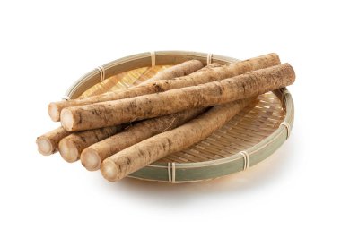 Beyaz arka planda bambu sepeti içinde Burdock