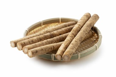 Beyaz arka planda bambu sepeti içinde Burdock