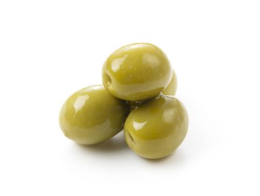 Beyaz arkaplana yerleştirilmiş tuzlu zeytinlerin yakın çekimi