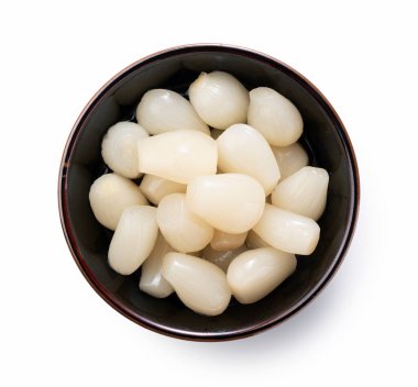 Japon Rakkyo beyaz bir arka plana yerleştirilmiş. Yukarıdan bir manzara