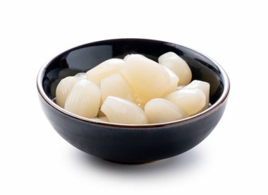 Japon Rakkyo siyah bir kase içinde beyaz arka plana yerleştirilmiş.