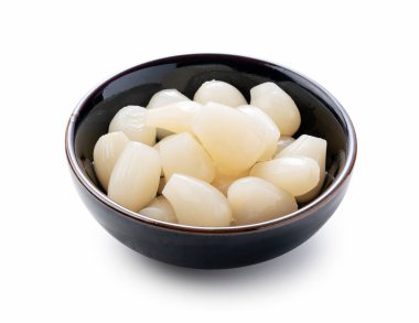 Japon Rakkyo siyah bir kase içinde beyaz arka plana yerleştirilmiş.