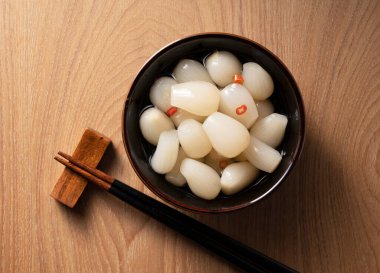 Japon Rakkyo bir ağacın arka planına yerleştirilmiş. Yukarıdan bir manzara
