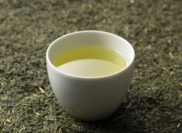 Feuilles Thé Posées Sur Écran Thé Vert Dans Une Tasse — Photo