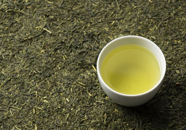 Teeblätter Lagen Über Den Bildschirm Grüner Tee Einer Weißen Teetasse — Stockfoto