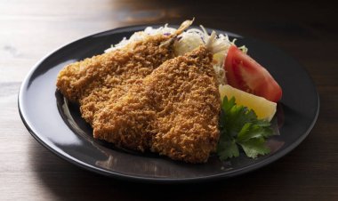 Kızarmış at uskumrusu, ahşap bir zemine karşı tabakta servis edilir. Japon Ev Yemekleri