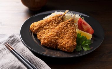 Kızarmış at uskumrusu, ahşap bir zemine karşı tabakta servis edilir. Japon Ev Yemekleri