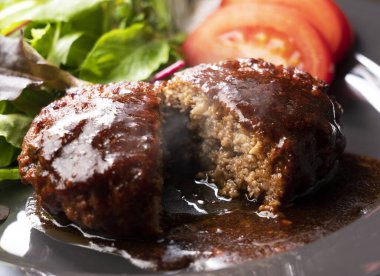 Hamburgerin yarı buzul soslu kesimi.