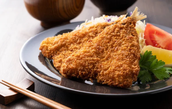 Gebakken Horsmakreel Geserveerd Een Bord Een Houten Tafel — Stockfoto