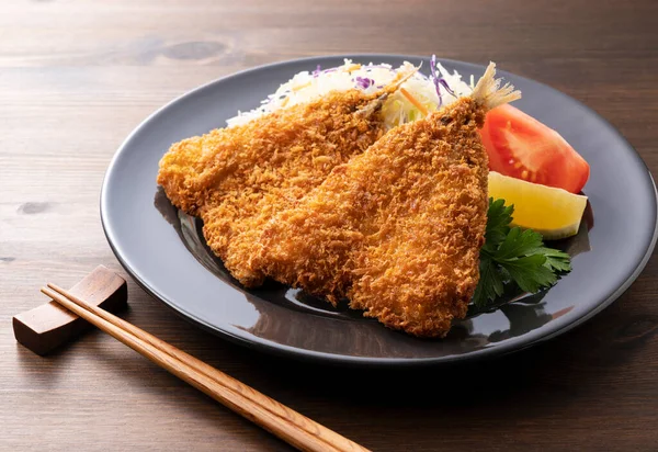 Gebakken Horsmakreel Geserveerd Een Bord Een Houten Tafel — Stockfoto