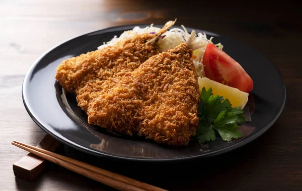 Gebakken Horsmakreel Geserveerd Een Bord Tegen Een Houten Achtergrond Japans — Stockfoto