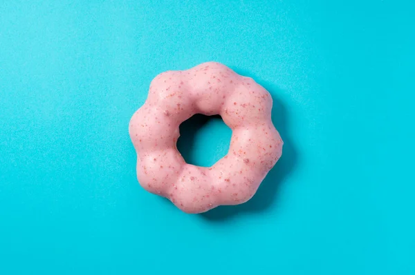 Rosafarbene Donuts Auf Blauem Hintergrund Ein Blick Von Oben — Stockfoto