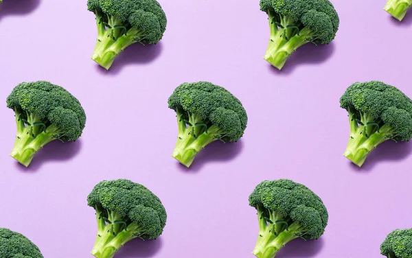 Broccoli Rada Upp Regelbundet Lila Bakgrund Bakgrundsmaterial — Stockfoto