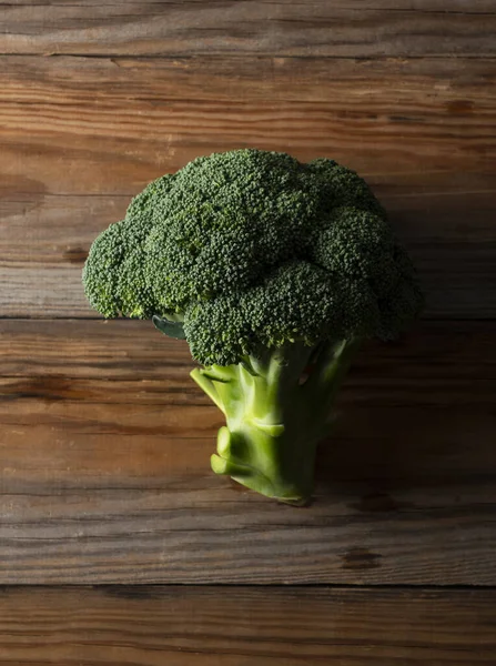 Bild Broccoli Placerad Trädbakgrund Ovanifrån — Stockfoto