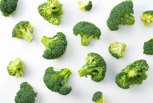 Klipp Broccoli Placeras Vit Bakgrund Utsikt Uppifrån Broccoli Bakgrund — Stockfoto