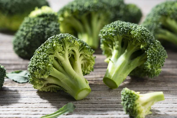 Närbild Foto Skuren Broccoli Placeras Gammal Trä Bakgrund — Stockfoto