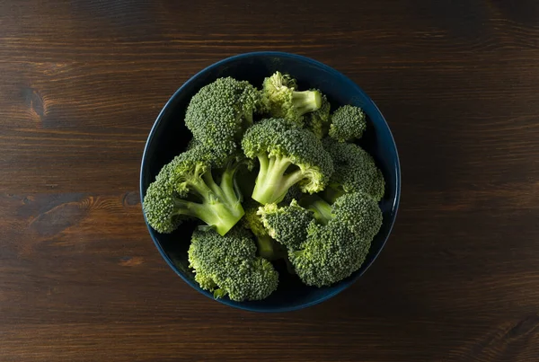 Klipp Broccoli Skål Placerad Mot Träbakgrund Utsikt Ovanifrån — Stockfoto