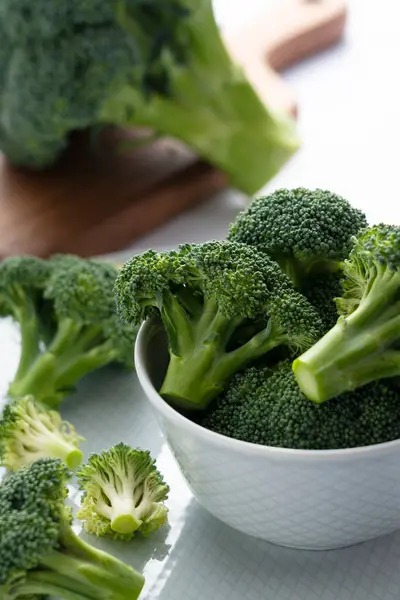 Närbild Skuren Broccoli Platta Placerad Marmor Bakgrund — Stockfoto