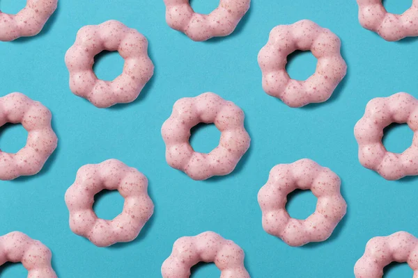 Las Rosquillas Alinean Regularmente Sobre Fondo Azul Material Fondo —  Fotos de Stock