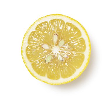 Limonlar ikiye bölünmüş, beyaz arka plana yerleştirilmiş. Doğrudan yukarıdan görüntüle