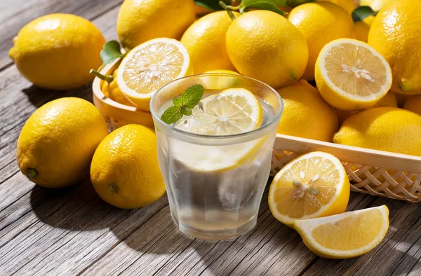 Tahta Bir Arka Planda Sepette Bir Sürü Limon Limon Suyu — Stok fotoğraf